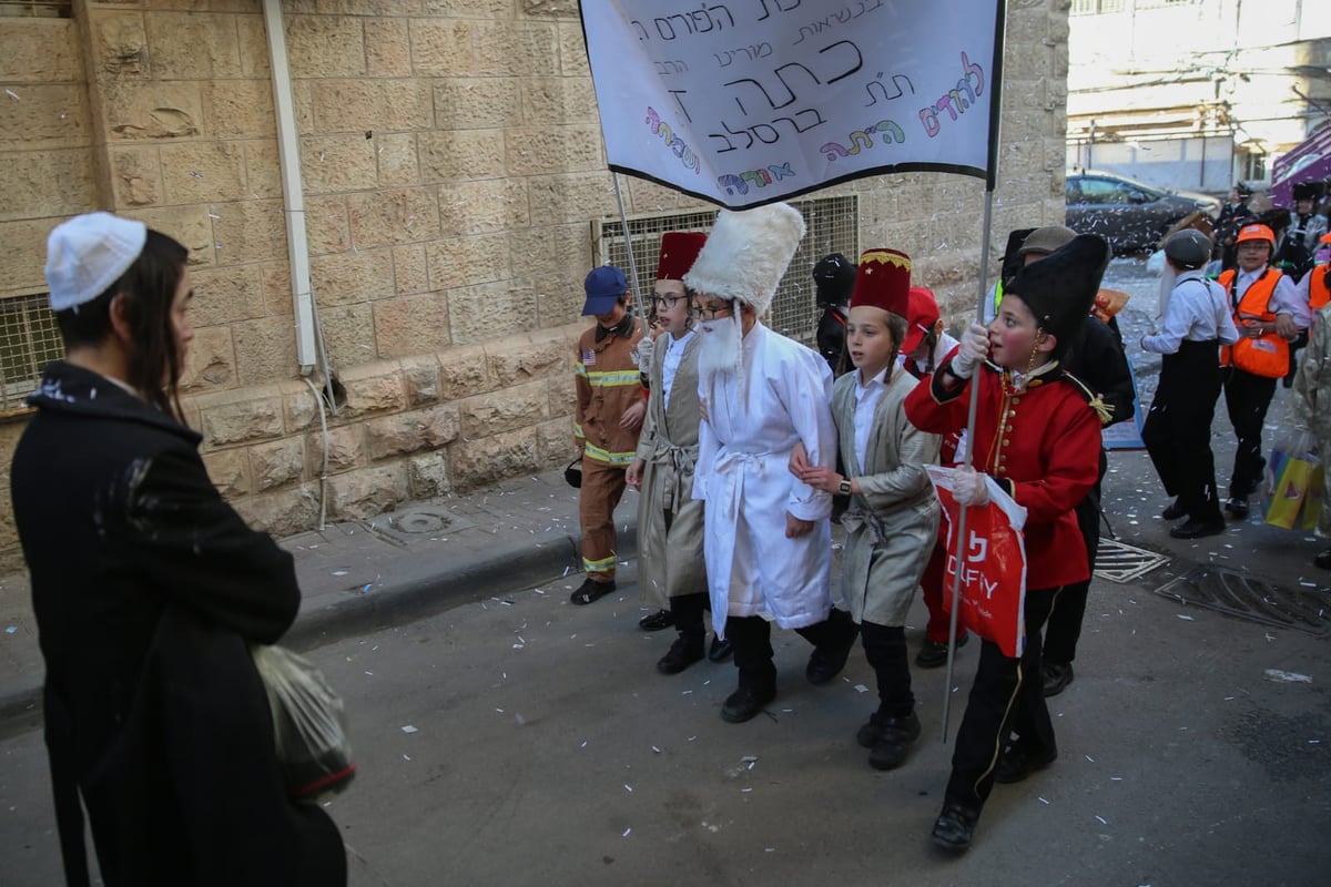 בסמטאות מאה שערים: הילדים חגגו "פורים רב"