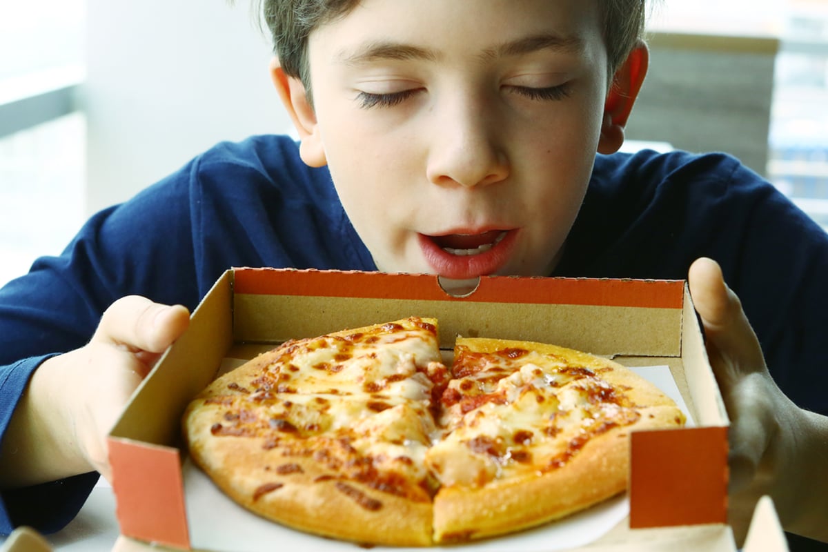 להריח זה משמין: המדע ממליץ לסתום את האף בזמן אכילת פיצה