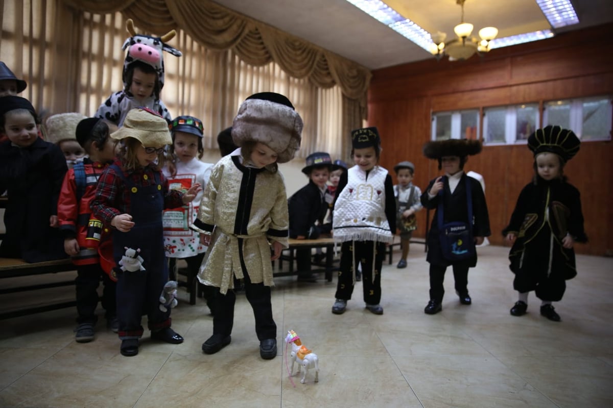 ילדי החיידרים התחפשו לכבוד פורים • גלריה