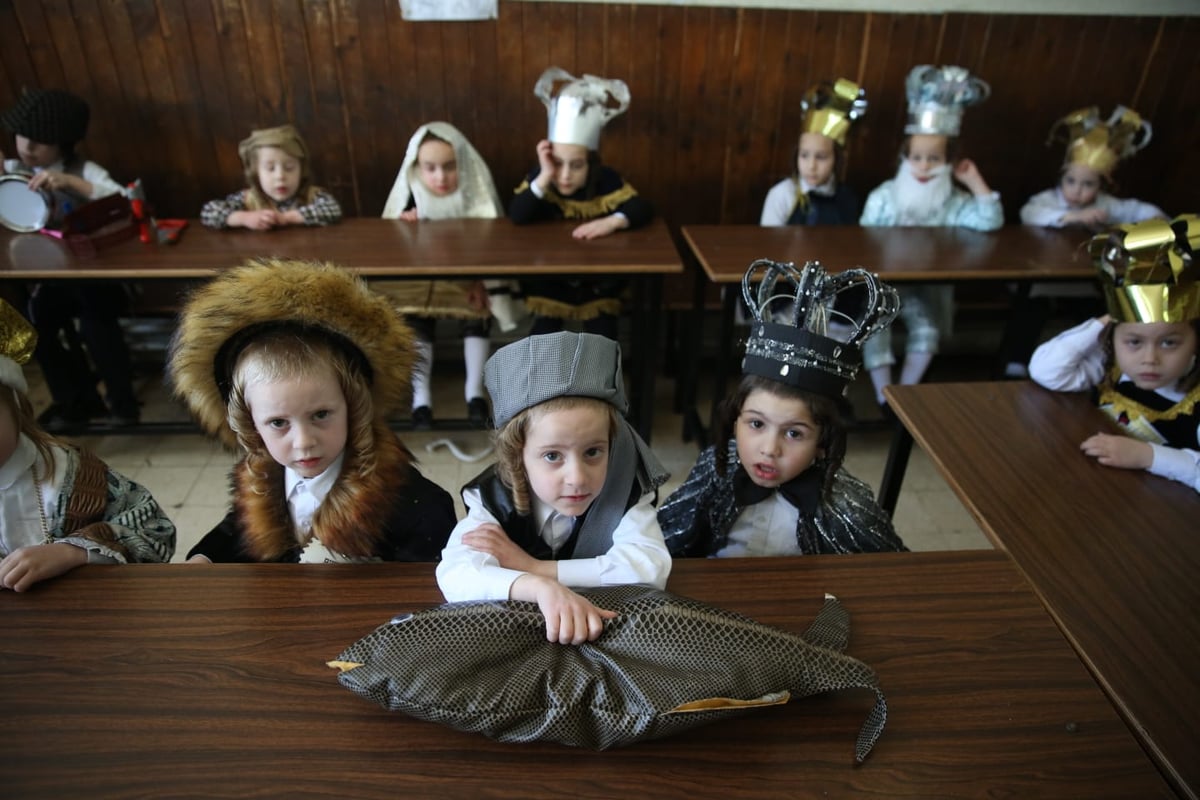 ילדי החיידרים התחפשו לכבוד פורים • גלריה