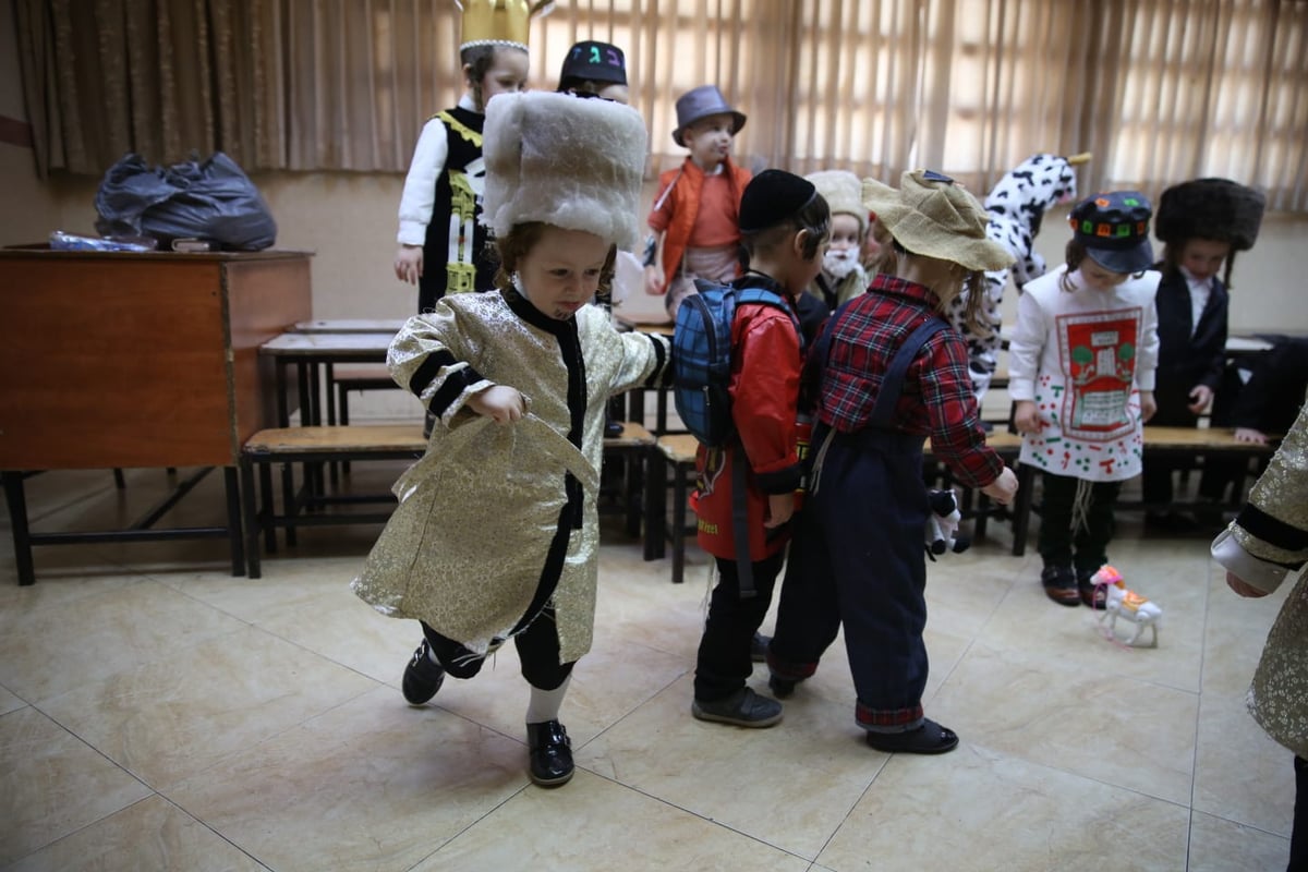 ילדי החיידרים התחפשו לכבוד פורים • גלריה