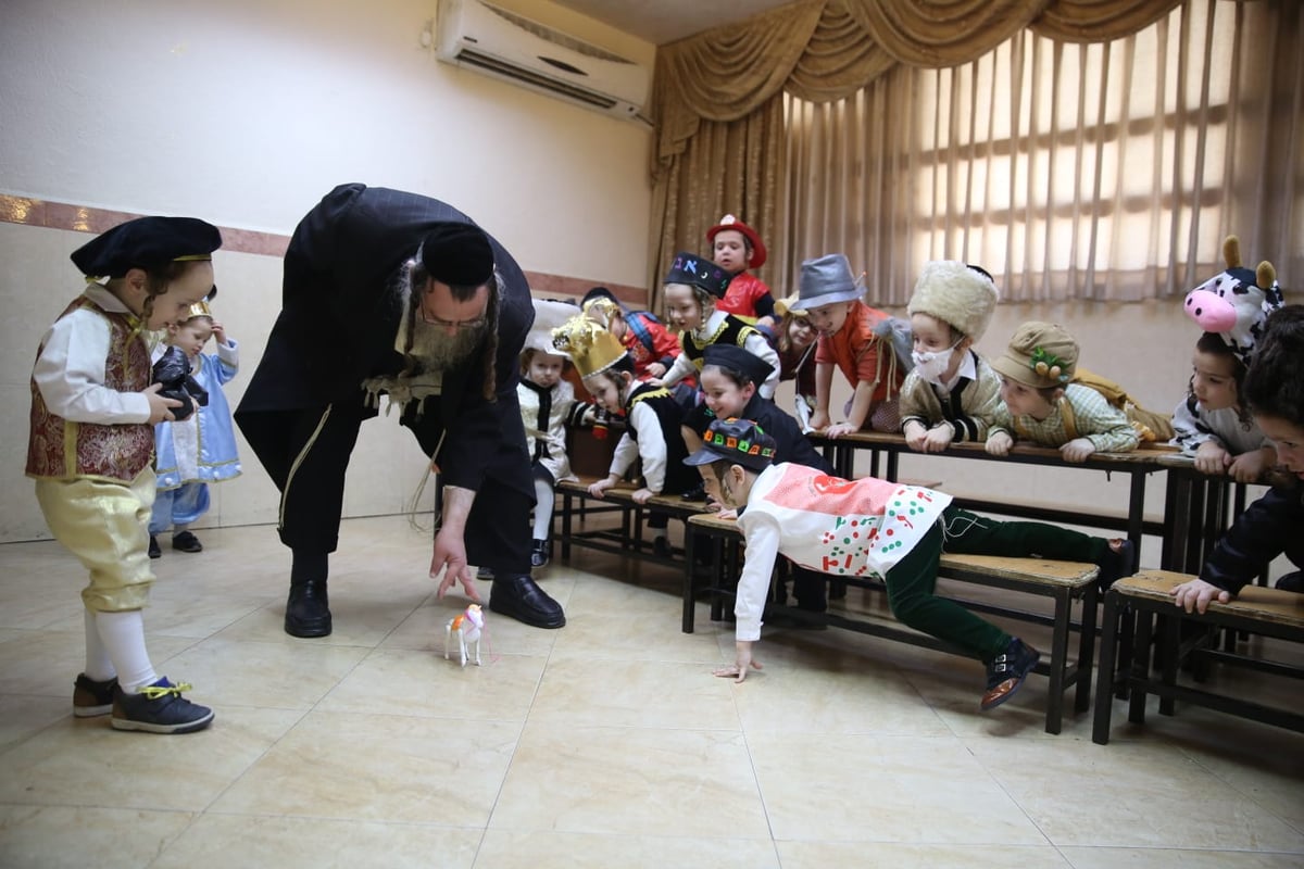 ילדי החיידרים התחפשו לכבוד פורים • גלריה