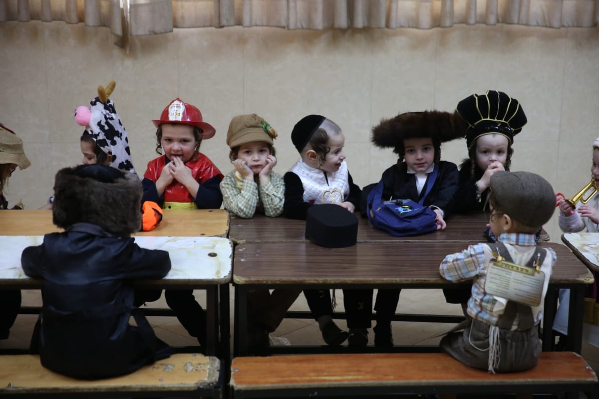 ילדי החיידרים התחפשו לכבוד פורים • גלריה