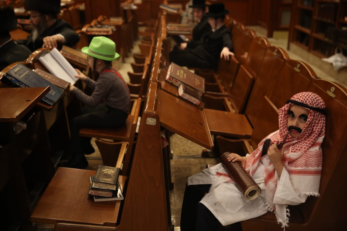 האדמו"ר מבעלזא בקריאת המגילה • תיעוד