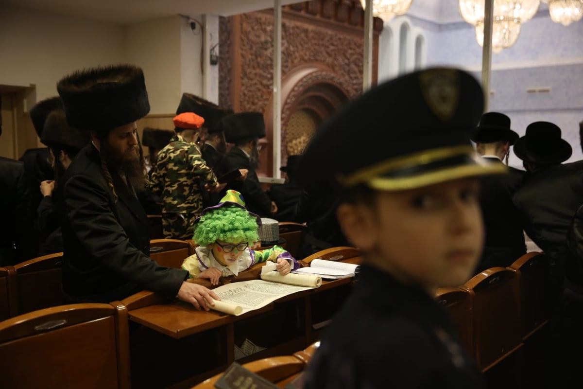 האדמו"ר מבעלזא בקריאת המגילה • תיעוד