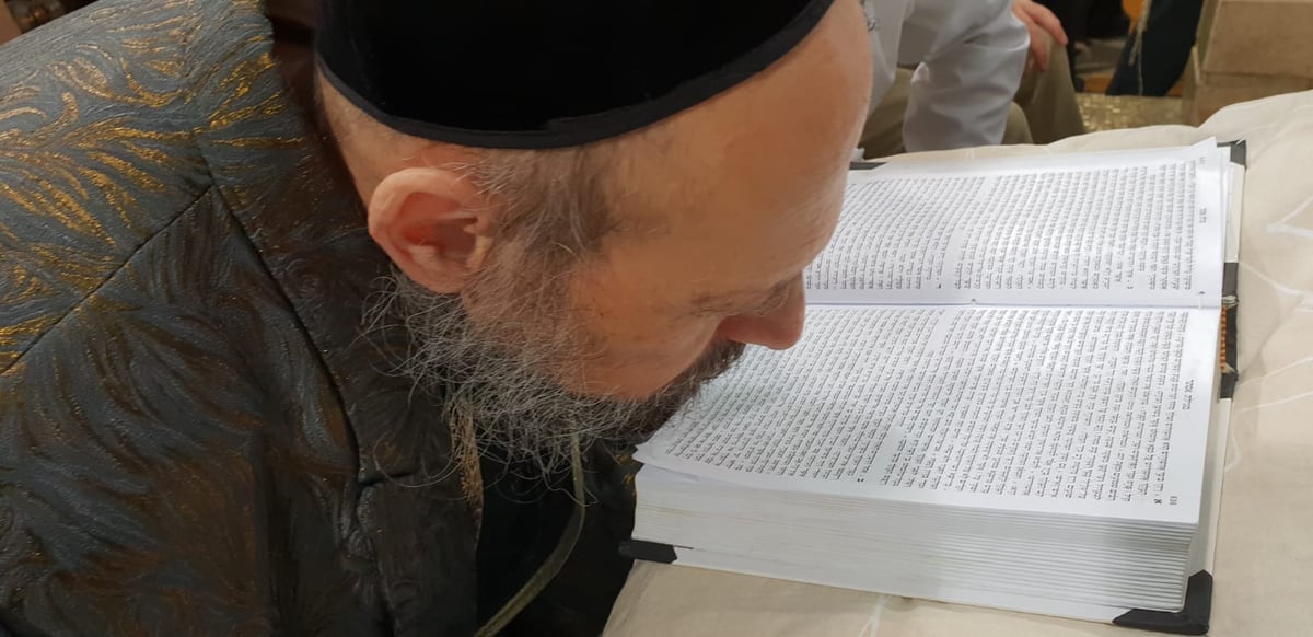 צפו: המקובל הגר"ד קוק בקריאת המגילה בתל אביב