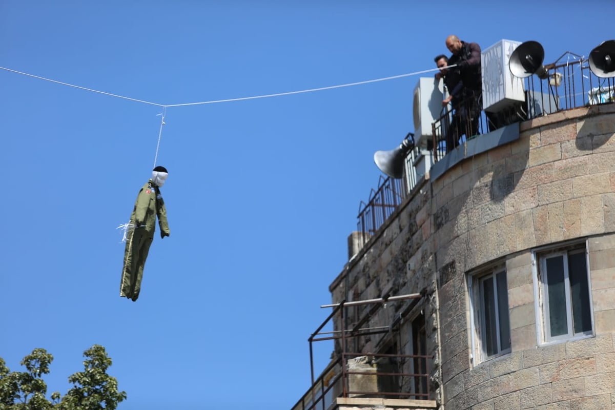 הקיצוניים תלו בובת חייל בכיכר השבת; המשטרה הורידה