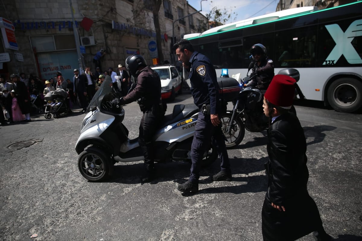 הקיצוניים תלו בובת חייל בכיכר השבת; המשטרה הורידה