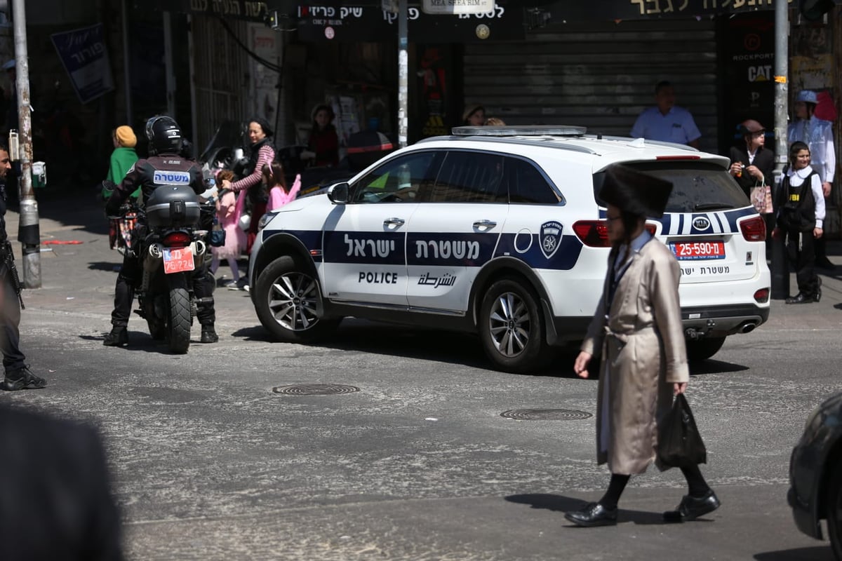 הקיצוניים תלו בובת חייל בכיכר השבת; המשטרה הורידה