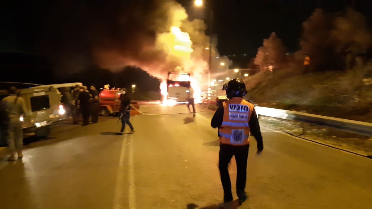 שומרון: אוטובוס עלה בלהבות ונשרף כליל