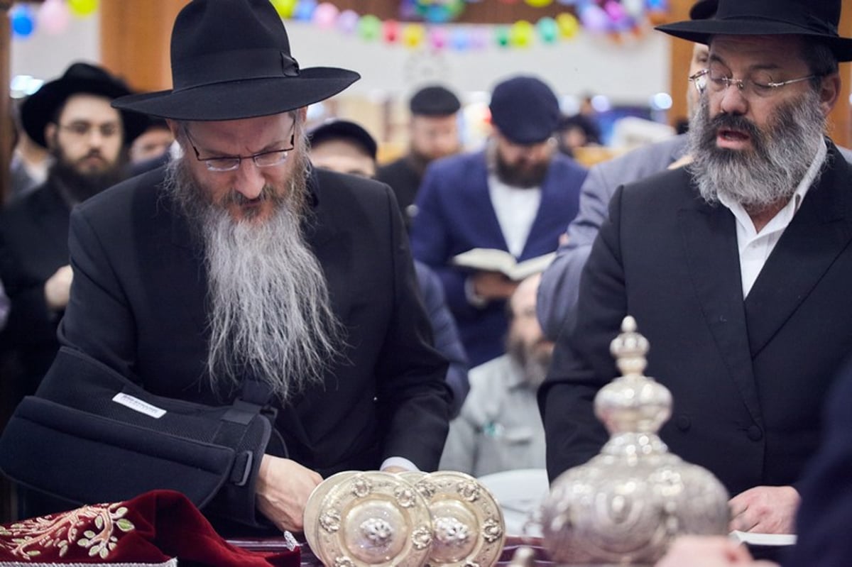 מוסקבה צהלה ושמחה: מאות מנייני מגילה