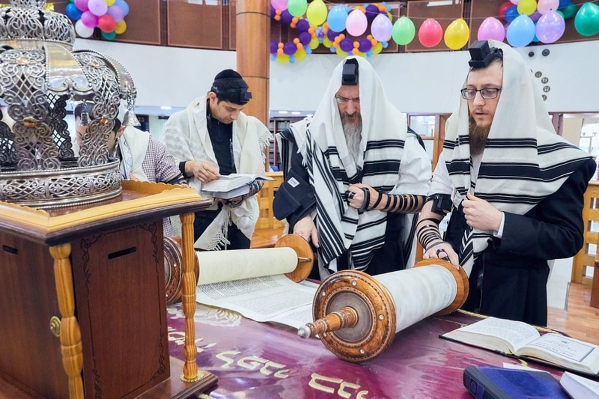 מוסקבה צהלה ושמחה: מאות מנייני מגילה