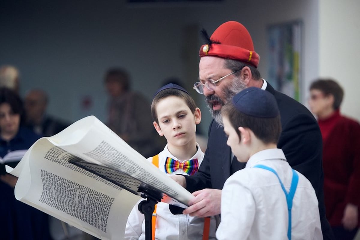 מוסקבה צהלה ושמחה: מאות מנייני מגילה