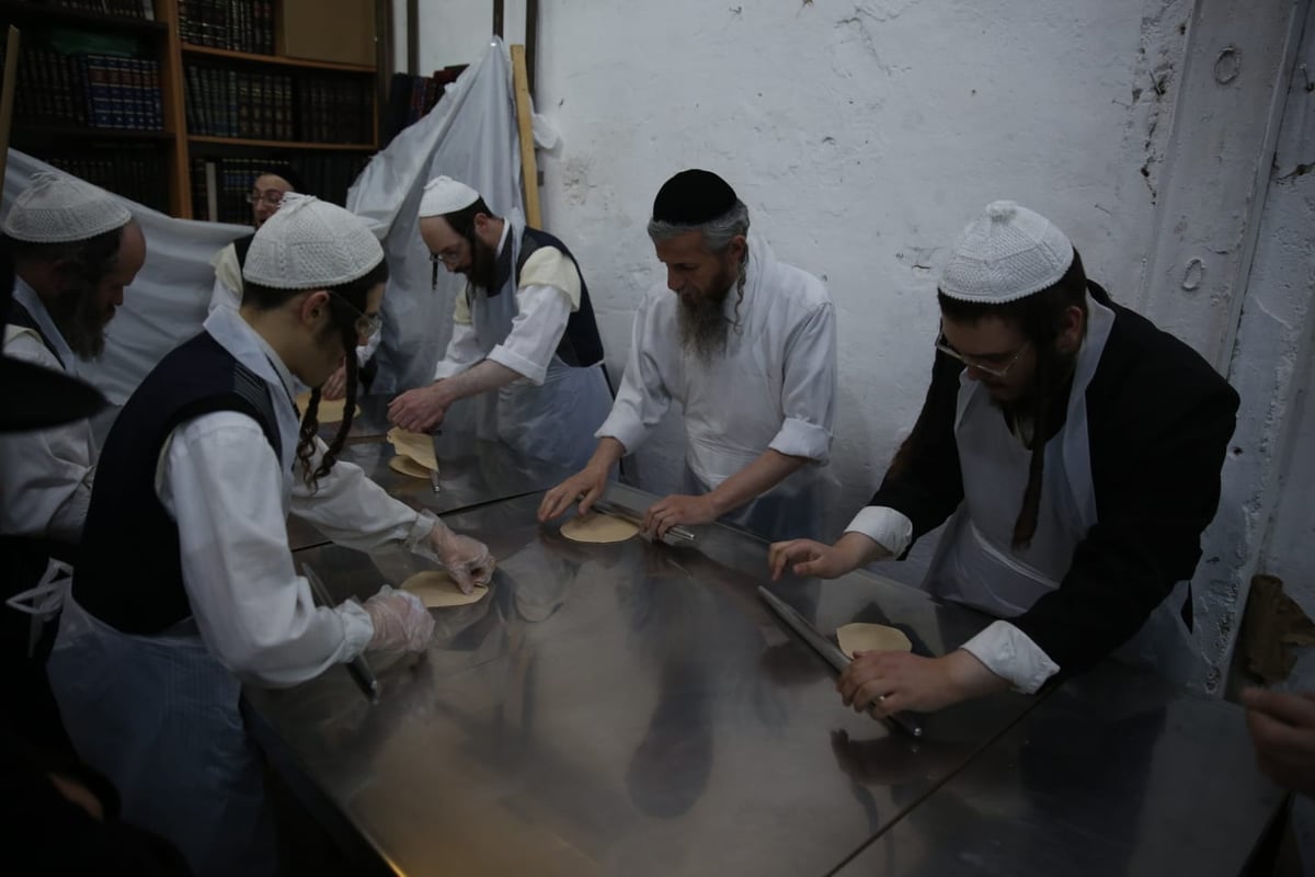 כך אופים מצות בשוק מאה שערים • גלריה