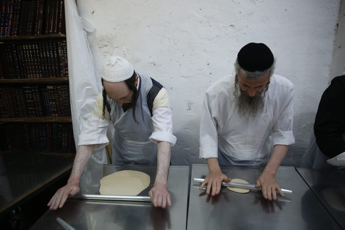 כך אופים מצות בשוק מאה שערים • גלריה