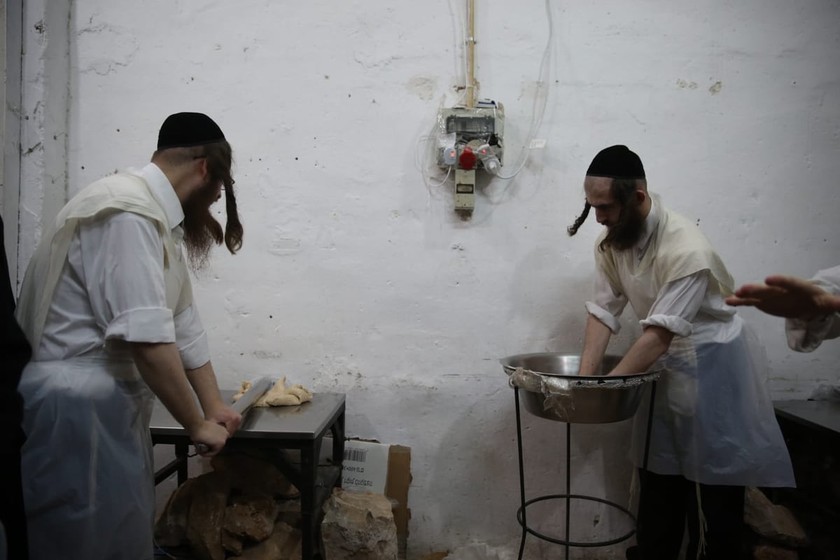 כך אופים מצות בשוק מאה שערים • גלריה