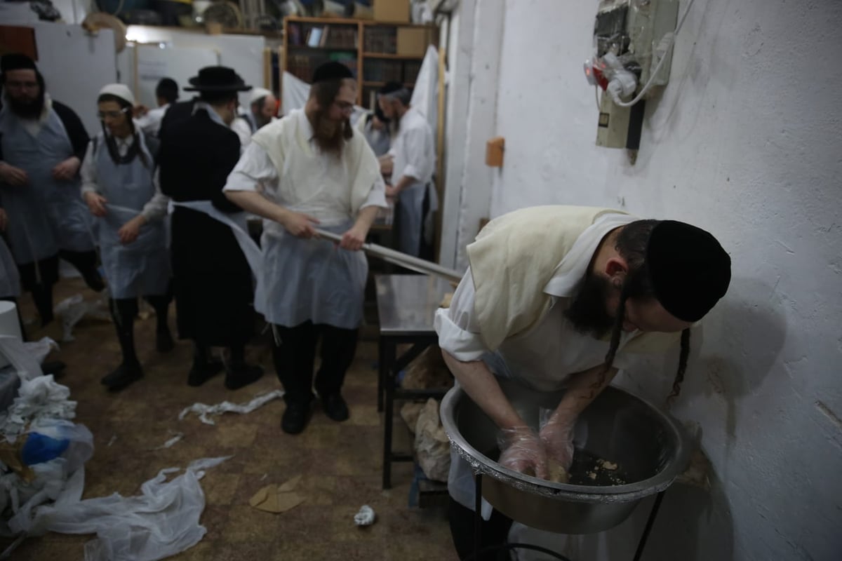 כך אופים מצות בשוק מאה שערים • גלריה