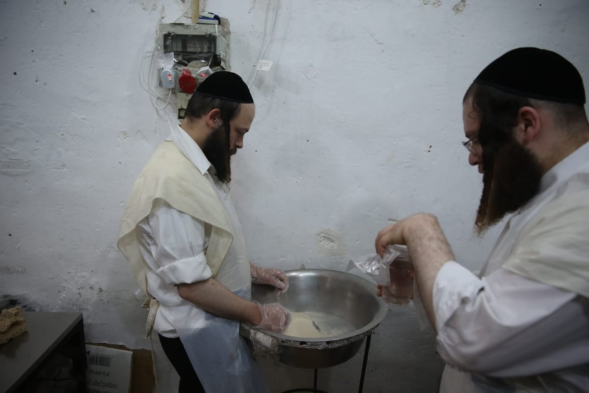 כך אופים מצות בשוק מאה שערים • גלריה