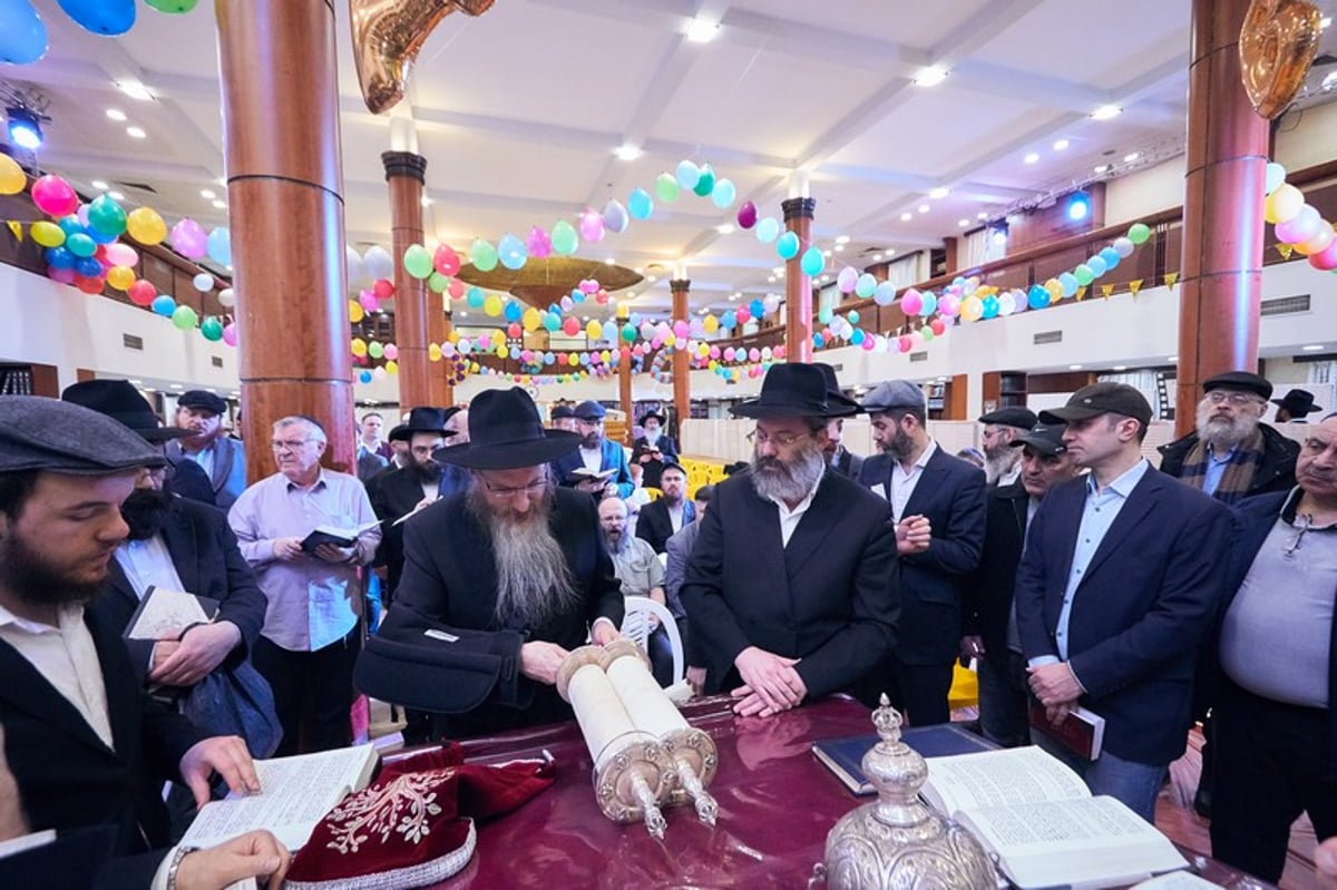 מוסקבה צהלה ושמחה: מאות מנייני מגילה