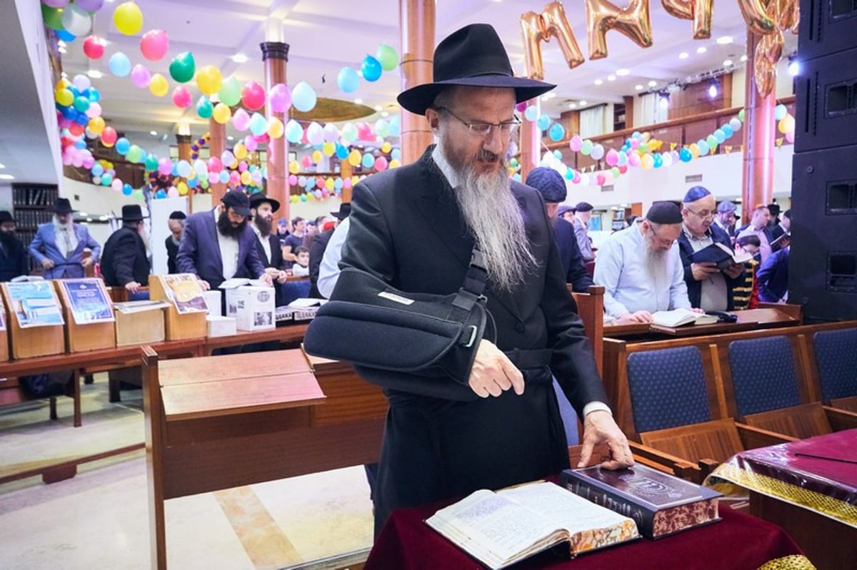 מוסקבה צהלה ושמחה: מאות מנייני מגילה