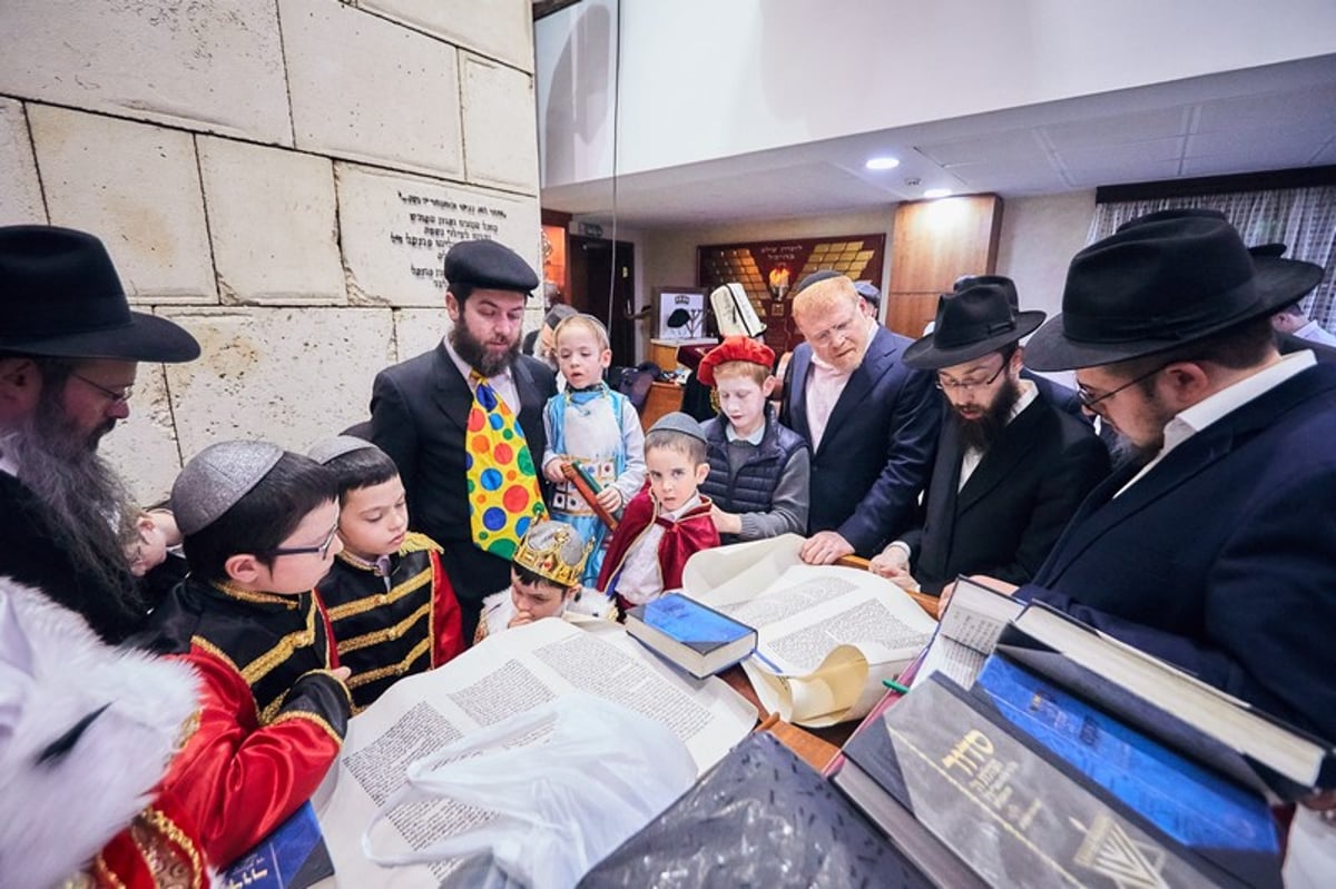 מוסקבה צהלה ושמחה: מאות מנייני מגילה