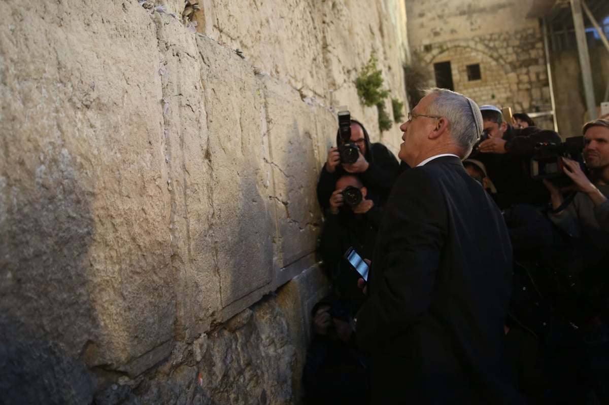 שריד בית המקדש כאתר פוליטי? גנץ ביקר בכותל המערבי