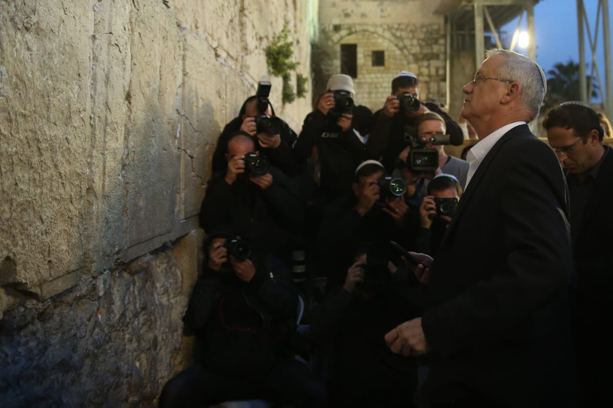 שריד בית המקדש כאתר פוליטי? גנץ ביקר בכותל המערבי