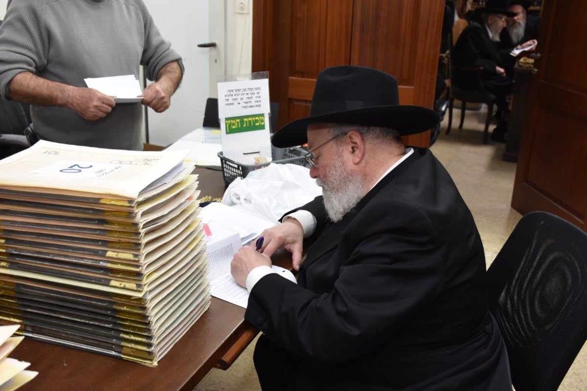 הגרמי"ל לנדא במכירת החמץ האחרונה בחייו