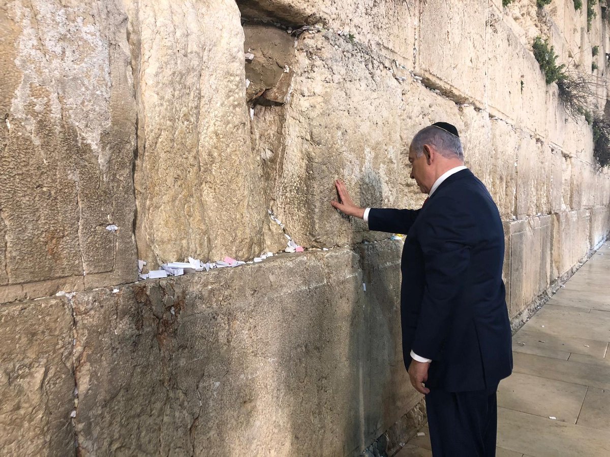 רגע לפני הסוף: נתניהו הגיע להתפלל בכותל