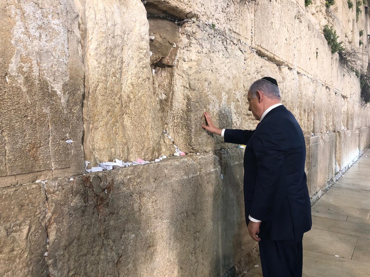 רגע לפני הסוף: נתניהו הגיע להתפלל בכותל