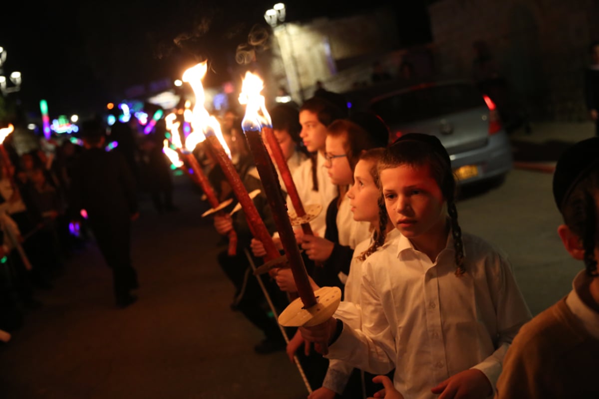 צפת: האדמו"ר מנדבורנה בהכנסת ספר תורה