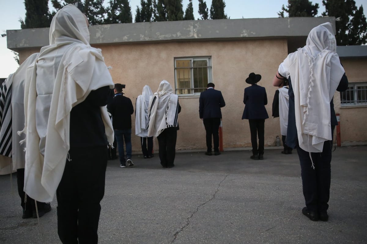 השר אריה דרעי התפלל בקבר מרן והצביע בהר נוף