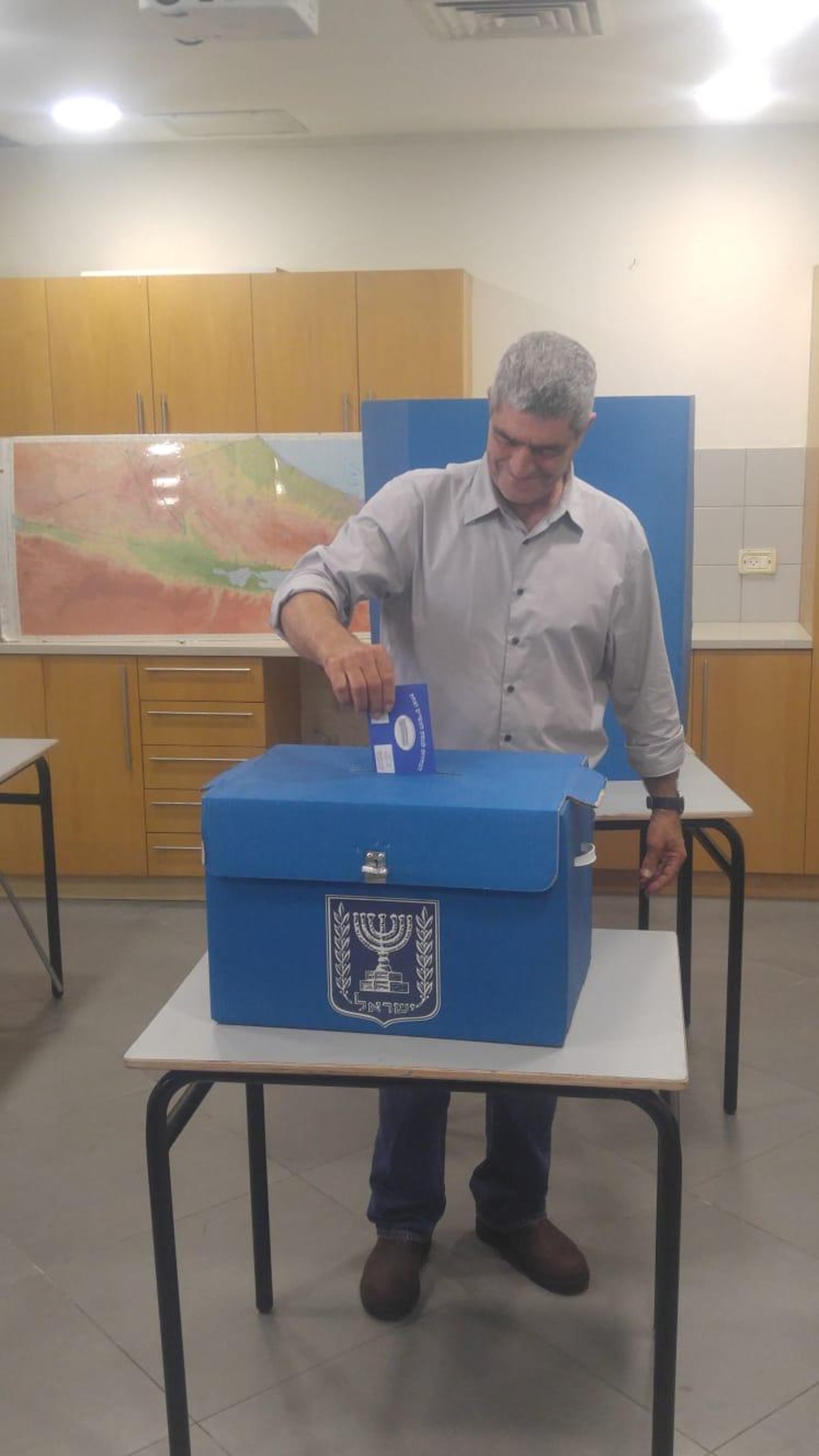 ישראל בוחרת • שעה וחצי לסגירת הקלפיות - 52% הצבעה