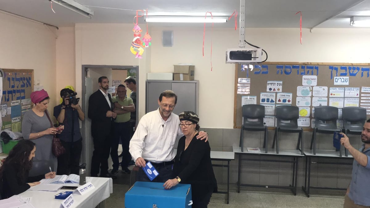 ישראל בוחרת • שעה וחצי לסגירת הקלפיות - 52% הצבעה