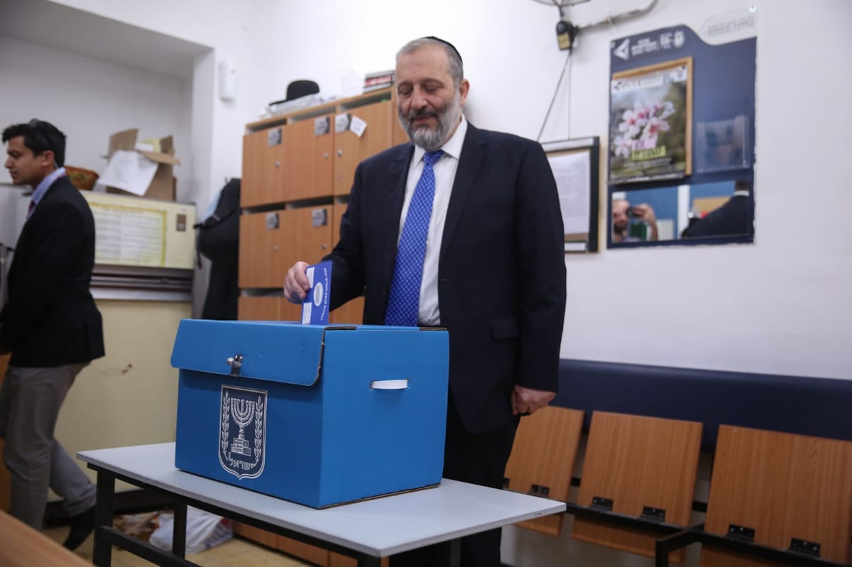 ישראל בוחרת • שעה וחצי לסגירת הקלפיות - 52% הצבעה