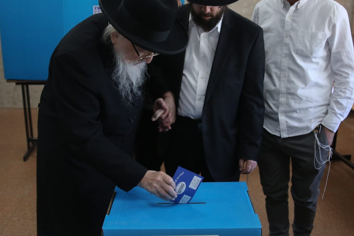 ראש הישיבה הגאון רבי יצחק שיינר בהצבעה וברכת האילנות