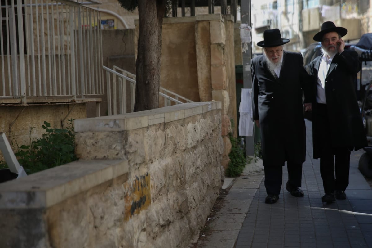 ראש הישיבה הגאון רבי יצחק שיינר בהצבעה וברכת האילנות