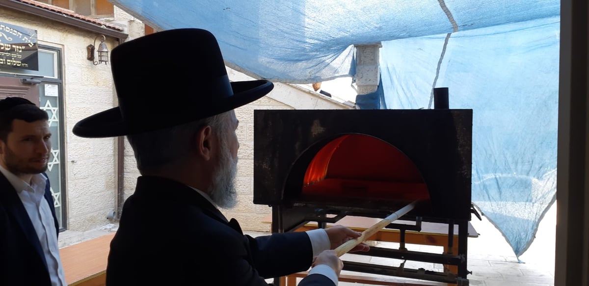 צפו: הגר"ז כהן אפה מצות יחד עם תלמידיו