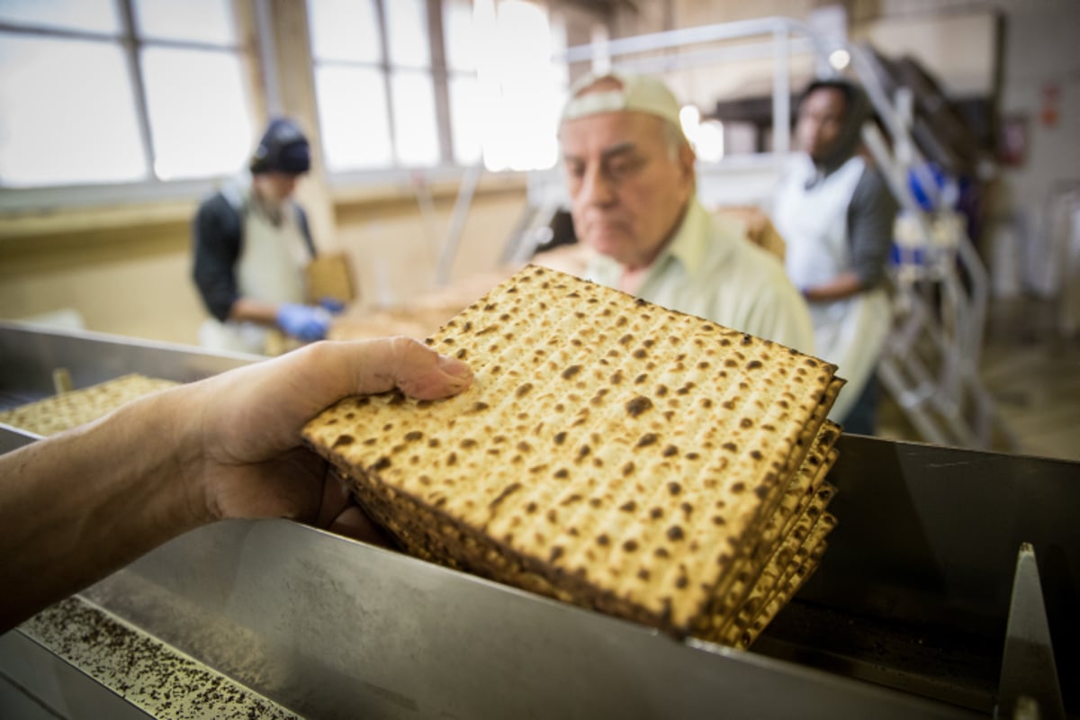 איך אופים מצות מרובעות כבר ראיתם?