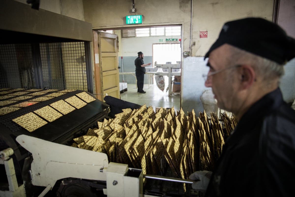 איך אופים מצות מרובעות כבר ראיתם?