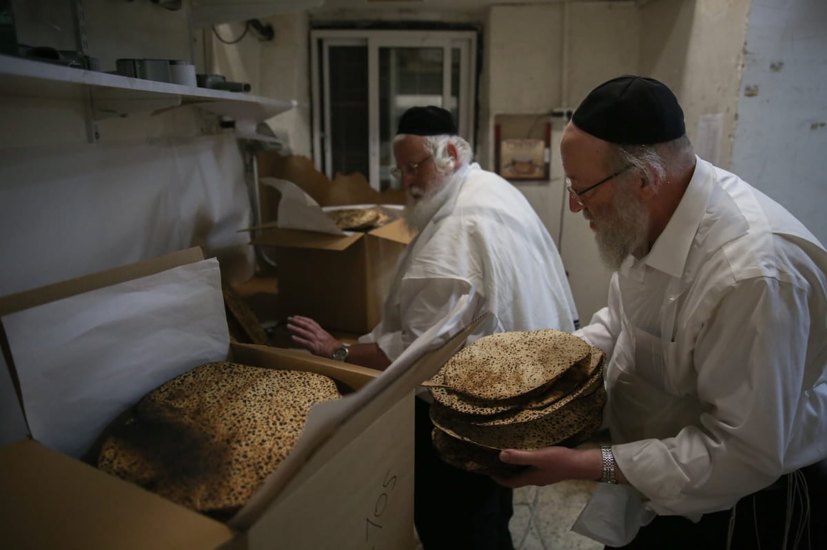 תיעוד מיוחד: כך הגר"ע אוירבך אפה מצות