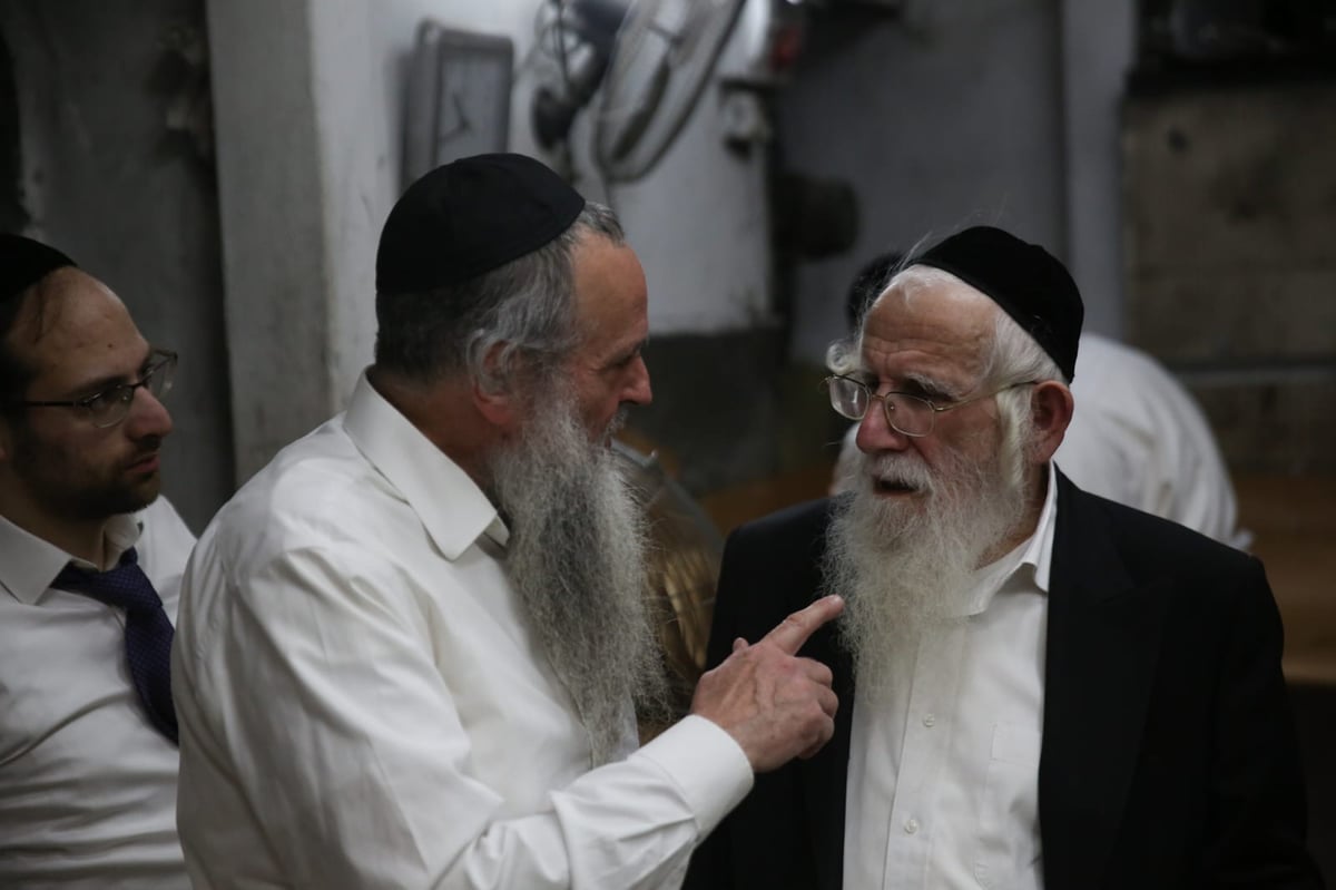 תיעוד מיוחד: כך הגר"ע אוירבך אפה מצות