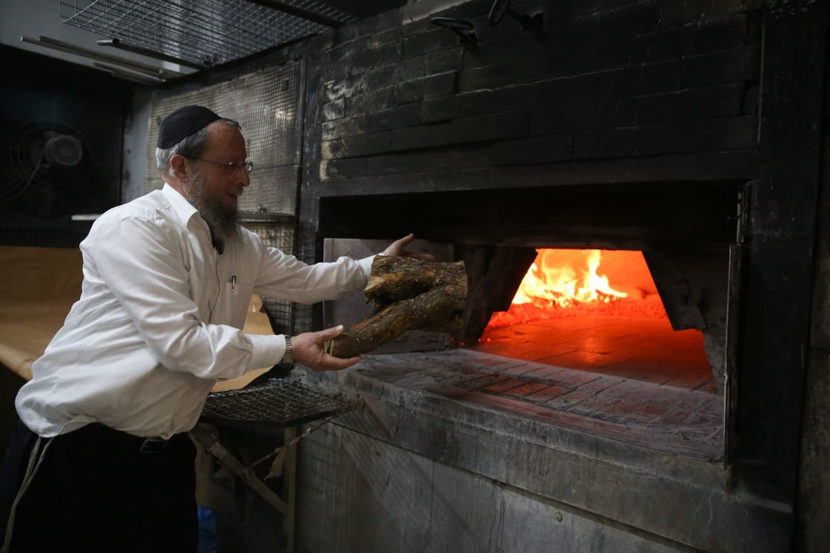 תיעוד מיוחד: כך הגר"ע אוירבך אפה מצות