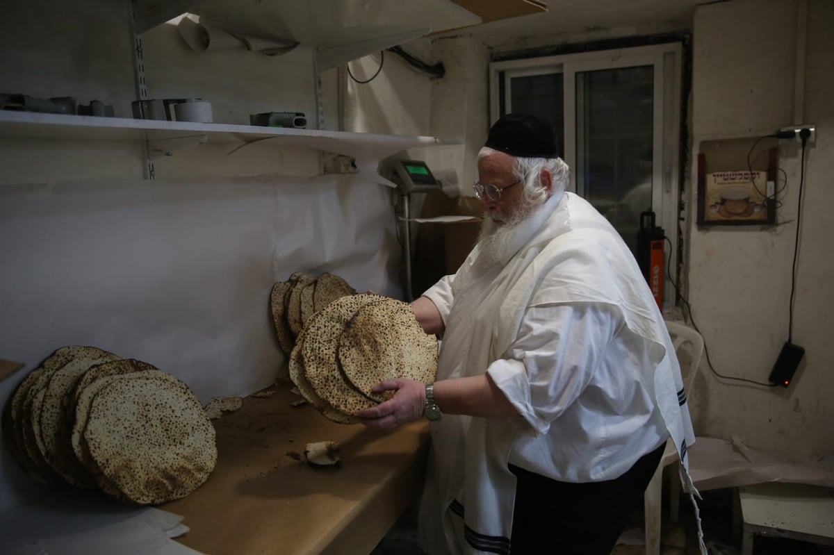 תיעוד מיוחד: כך הגר"ע אוירבך אפה מצות