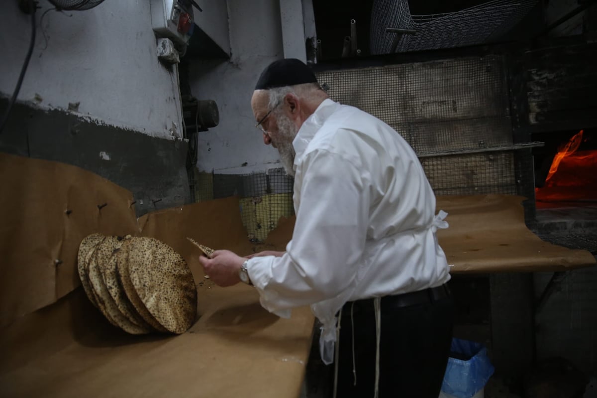 תיעוד מיוחד: כך הגר"ע אוירבך אפה מצות