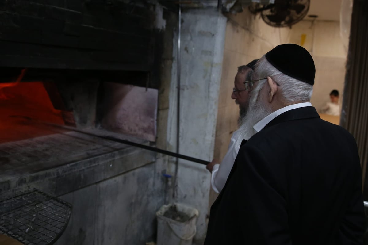 תיעוד מיוחד: כך הגר"ע אוירבך אפה מצות