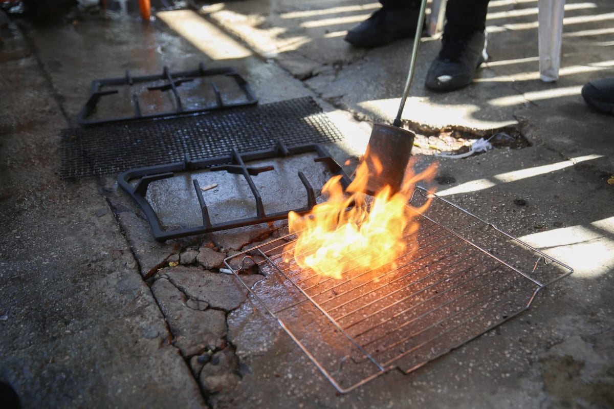 ערב פסח: כך מגעילים כלים בטבריה • צפו