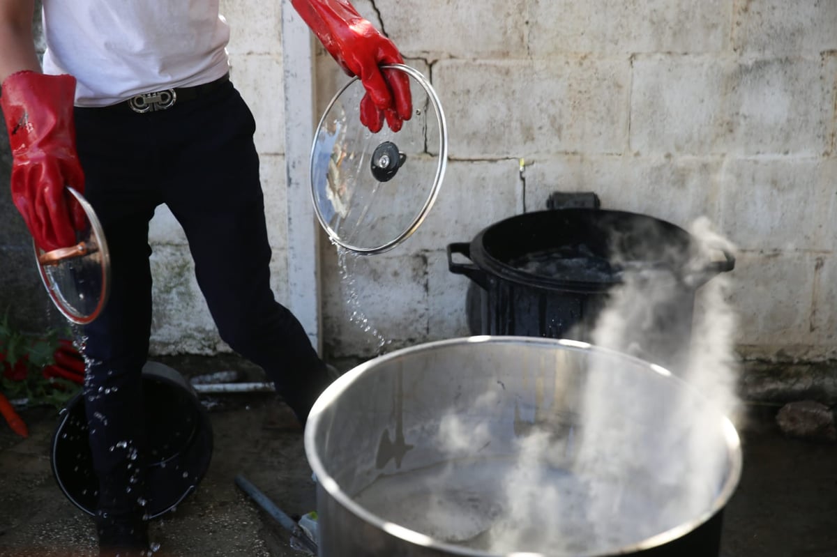 ערב פסח: כך מגעילים כלים בטבריה • צפו