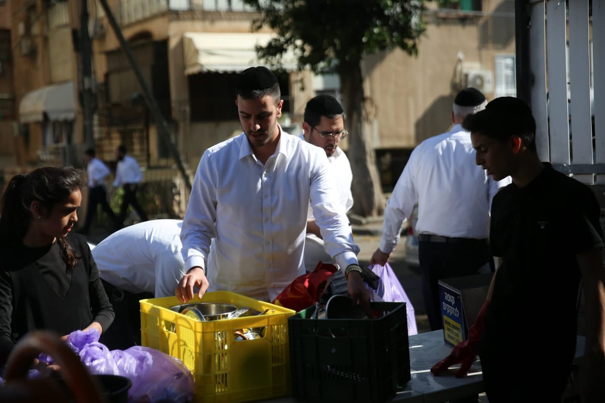 ערב פסח: כך מגעילים כלים בטבריה • צפו