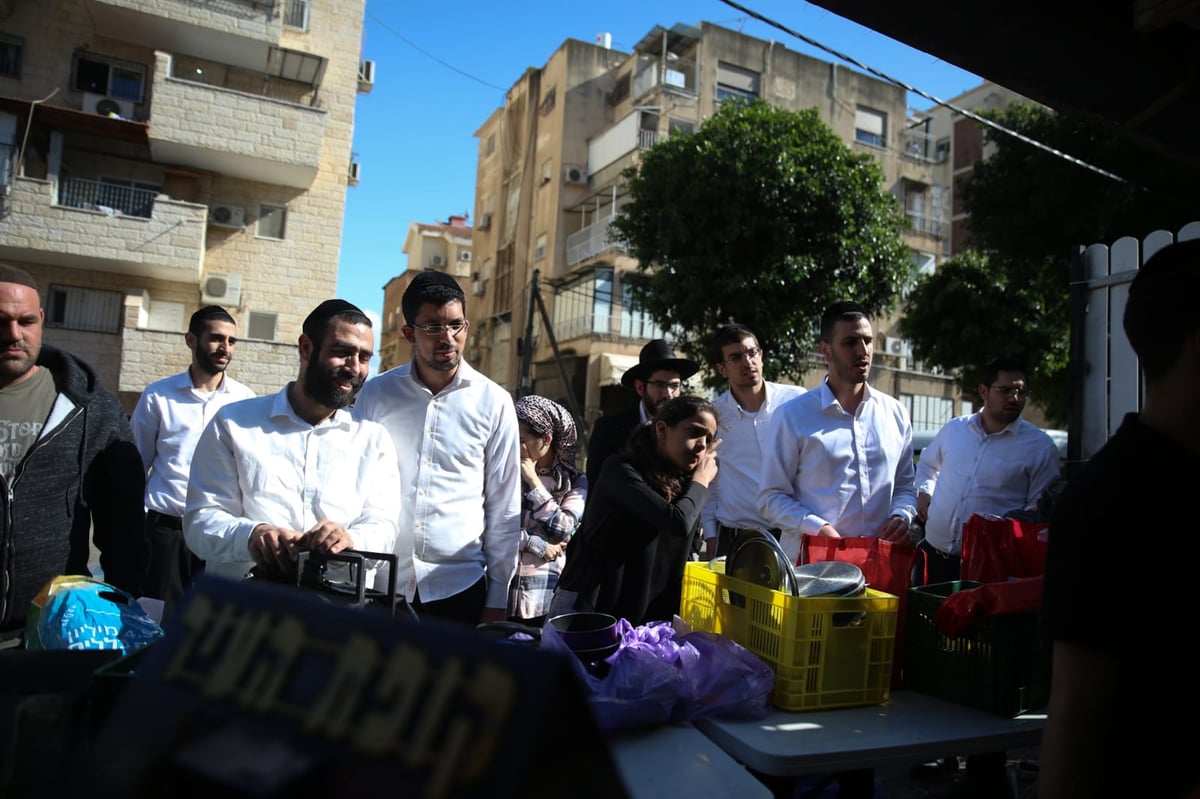 ערב פסח: כך מגעילים כלים בטבריה • צפו